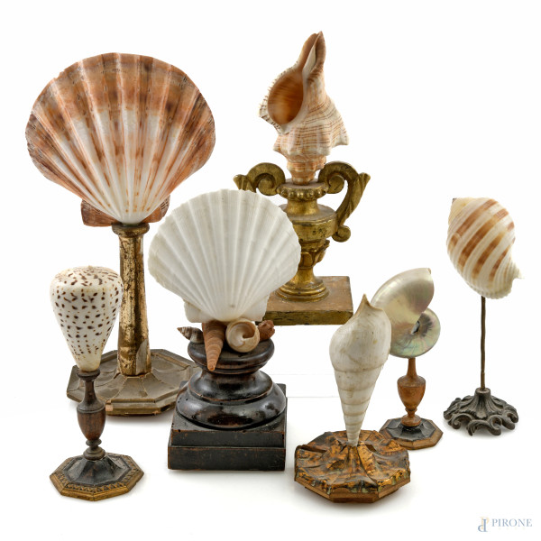 Lotto di sette elementi decorativi in legno, metalli e conchiglie, XX secolo, altezza massima cm 29,5, (Segni di usura, difetti)