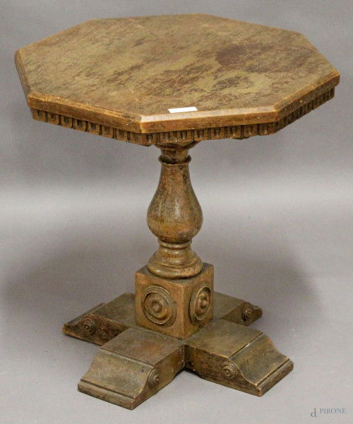 Tavolino ottagonale in noce, primi Novecento, H 55 cm.