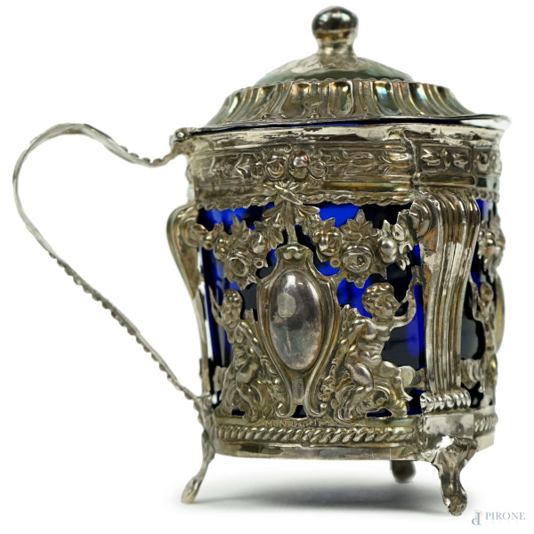 Zuccheriera in vetro blu cobalto e argento finemente lavorato a foggia di  ghirlande con putti, punzoni Parigi, fine XVIII secolo, cm h 10, peso gr.54, (difetti).