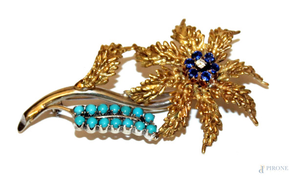 Spilla a forma di fiore in  oro 18 kt. con brillantino, zaffiri e turchesi, gr.14