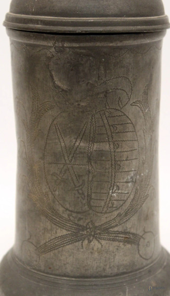 Tankard in peltro inciso con stemma e bolli, XVIII sec.