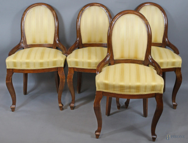 Quattro sedie a faldina, con schienali e sedute imbottite e rivestite in stoffa, gambe anteriori mosse, XIX secolo, altezza cm.86