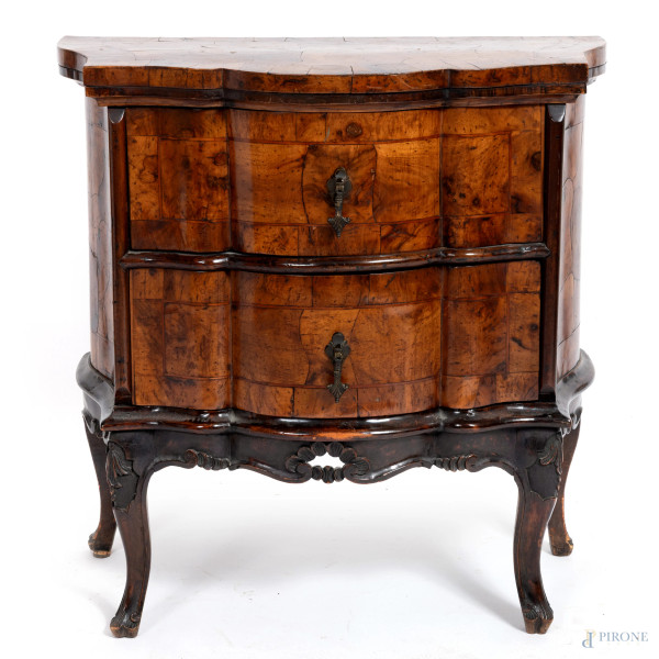 Piccola cassettiera in legno impiallacciato a fronte mosso con due cassetti, XIX-XX secolo, cm 70x69x37, (segni di usura, sollevamenti di impiallacciatura, scalfiture, difetti)