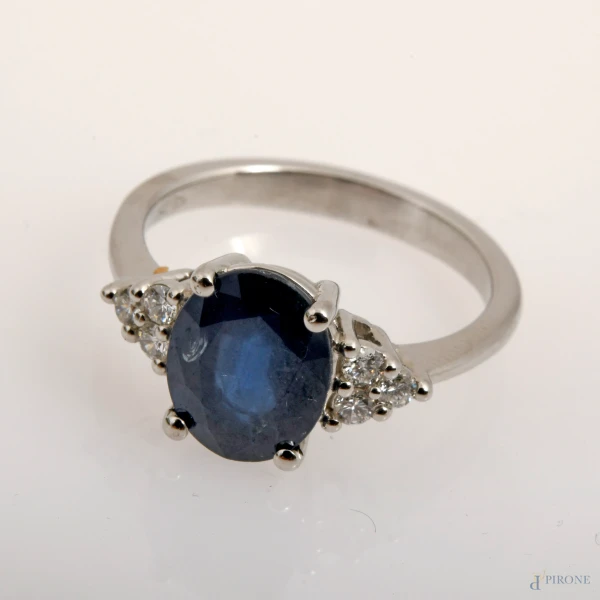 Anello in oro bianco 18 kt con zaffiro centrale taglio ovale 3 ct e brillanti, peso gr 4,4, misura 15