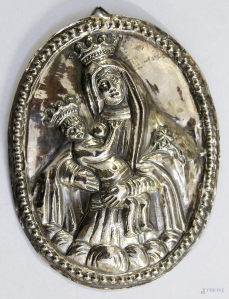 Placca in argento sbalzato raffigurante Madonna con Bambino, h. 12,5 cm, XIX sec.