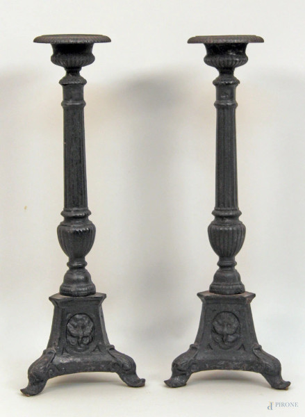 Lotto composto da due candelieri in ghisa, H 44 cm.