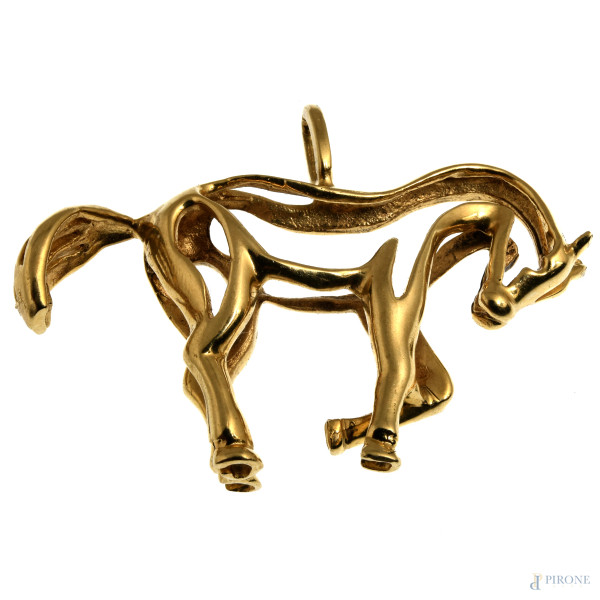 Ciondolo a guisa di cavallo in oro 14 kt, cm 3,5x2,5, peso gr 4,7