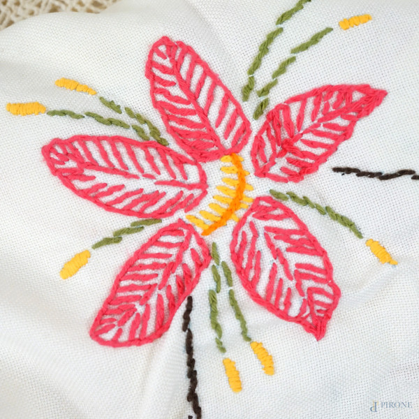 Lotto di vari centrini ricamati a mano, XX secolo, (difetti)