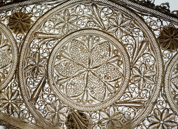 Lotto composto da un vassoio e quattro portabicchieri in filigrana d'argento, XX secolo, cm 32,5x...