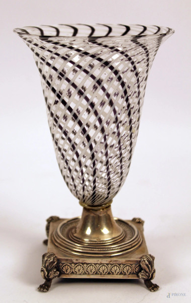 Vasetto in vetro di Murano con base in argento cesellato, primi 900, h. cm 17.