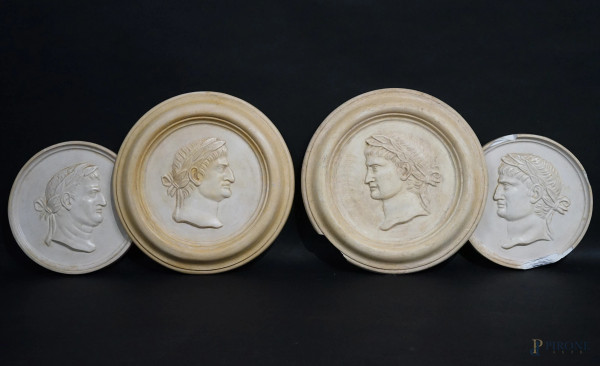 Lotto di quattro medaglioni in gesso raffiguranti profili di imperatori, diametro max cm 25.5, (difetti)