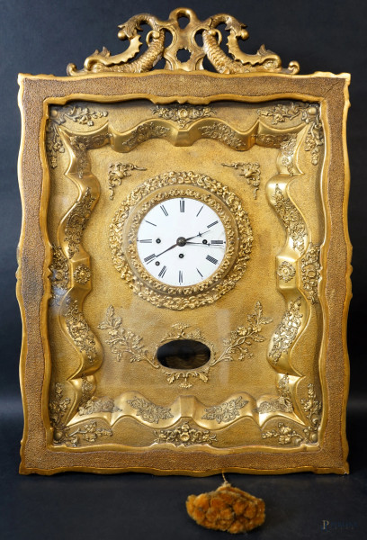 Orologio da muro Biedermeier, cassa in legno intagliato e dorato, quadrante in porcellana a numeri romani, cm 70x49, (difetti, meccanismo da revisionare)