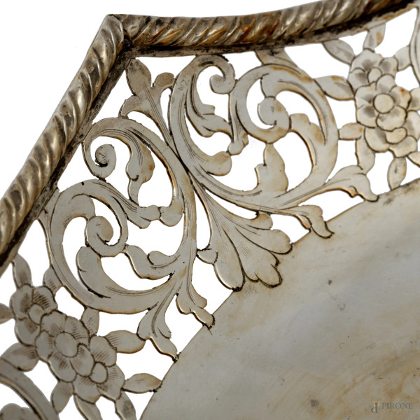 Lotto composto da oliera e centrotavola traforato in argento, peso complessivo gr 740, misura mas...