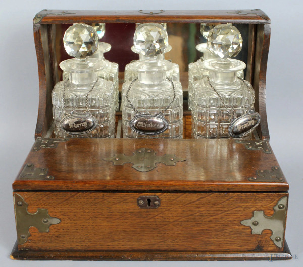 Portabottiglie in rovere completo di tre bottiglie in cristallo, altezza 27 cm, primi &#39;900.