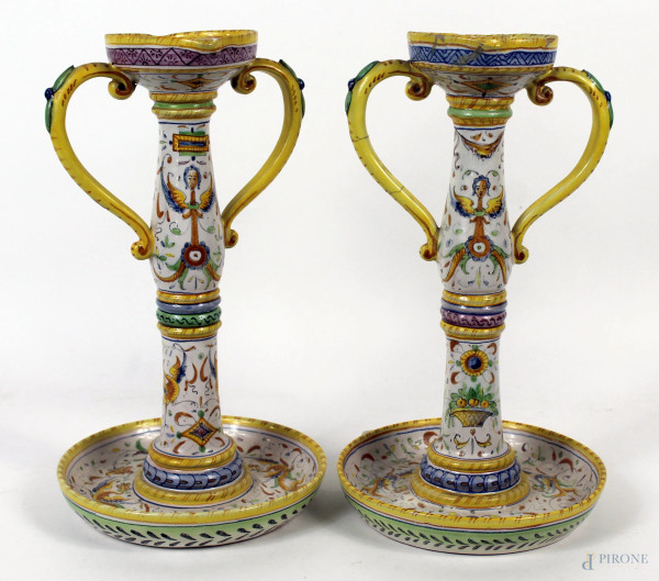 Coppia di candelieri in ceramica Cantagalli, decoro policromo a grottesche, altezza cm.29, marca in blu sotto la base, (restauri).