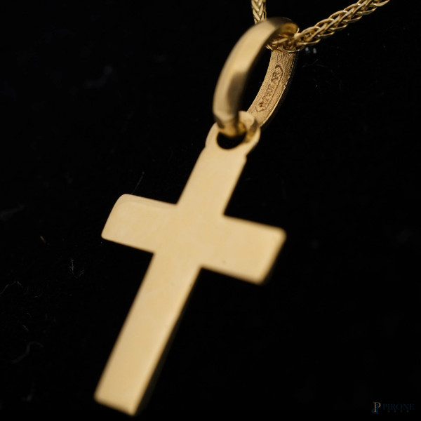 Lotto composto da una catenina in oro bianco con ciondolo con zirconi, una catenina in oro bianco...