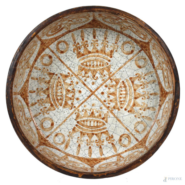 Antico centrotavola di linea circolare in ceramica smaltata, decori in monocromia ocra su fondo bianco, cm 6,5x24,5, (difetti)