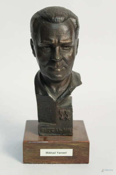 Mikhail Yangel, busto in bronzo con base in legno, H 21 cm.