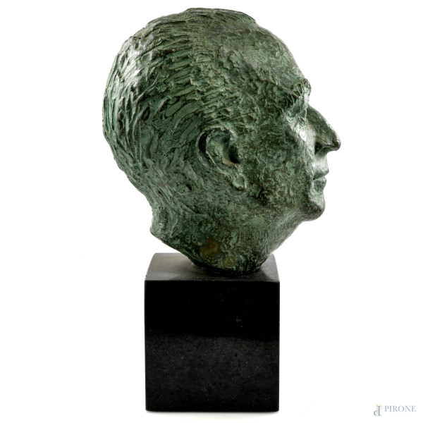 Testa virile, scultura in bronzo esemplare 4/7, su base in marmo, altezza cm 45, siglato e datato
