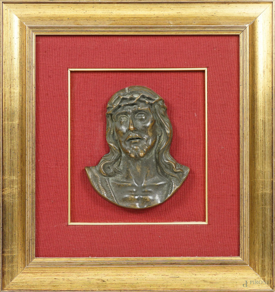 Altorilievo in bronzo raffigurante Cristo coronato di spine, XX secolo, diametro cm 19,5x16, entro cornice