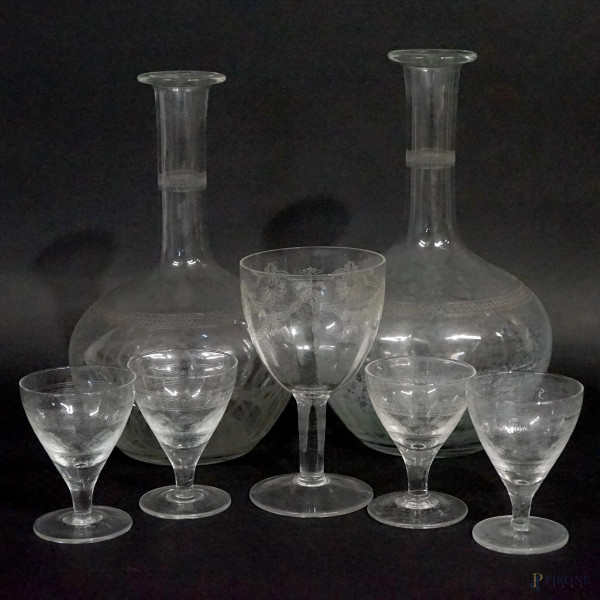 Lotto composto da due bottiglie, un calice e quattro bicchierini da liquore in vetro con decoro di festoni, alt.max cm 22, XX secolo, (sbeccature).