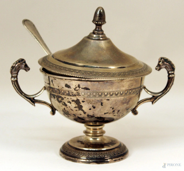 Zuccheriera in argento con anse a soggetto di testa di cavallucci, H 14 cm, gr. 260.