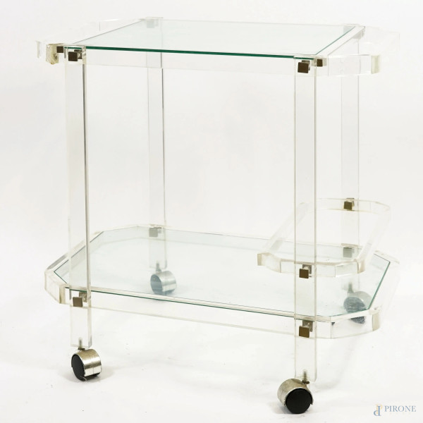 Carrello portavivande in plexiglass con ruote, piano superiore d'appoggio con vetro rettangolare e manici, piano inferiore d'appoggio in vetro ottagonale, sec. XX, cm 71x74x46. (Difetti)