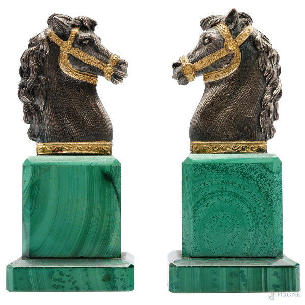 Coppia di teste di cavallo in argento con profili e briglie dorati, basi in malachite, manifattura italiana, seconda metà del XX secolo, cm h 10.