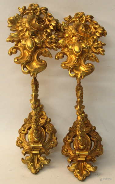Coppia di reggitende in bronzo dorato, cm 27 x 18.