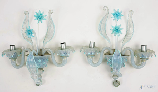 Coppia di appliques a due luci in vetro azzurro di Murano, aplicazioni floreali, cm h 18x38.