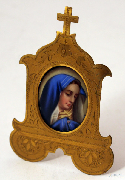 Madonna, miniatura ad assetto ovale in porcellana, entro cornice in ottone dorato, h. 11 cm