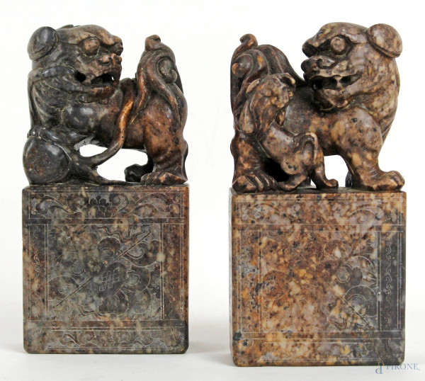 Coppia di sigilli in pietra saponaria sormontati da cani di Phoo, Cina, XX secolo, alt cm 16,5