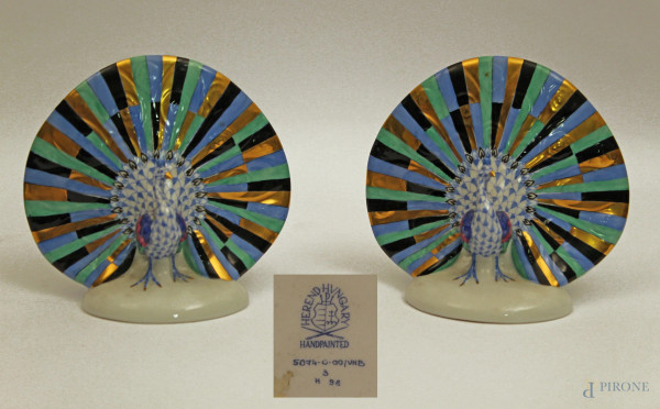 Coppia di pavoni in porcellana con particolari dorati, marcati Herend, h. cm 11.