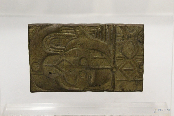 Placca in bronzo raffigurante composizione astratta, 10,5x15,5 cm, firmata