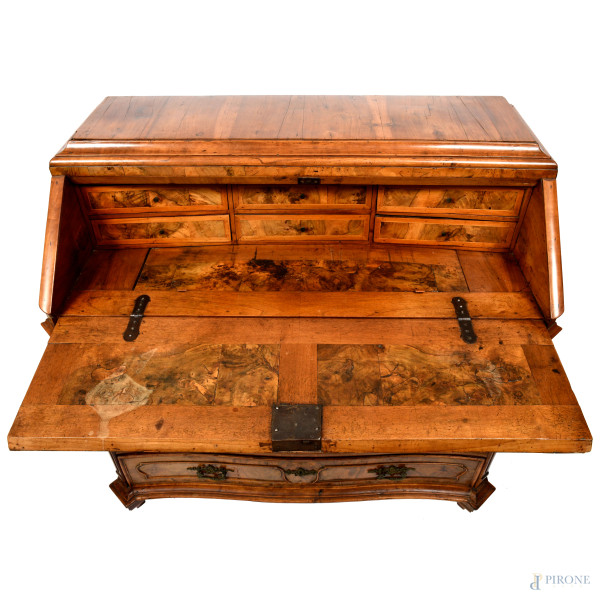 Ribalta in noce e radica, fronte scandito da tre cassetti con maniglie bronzee sormontati da spor...