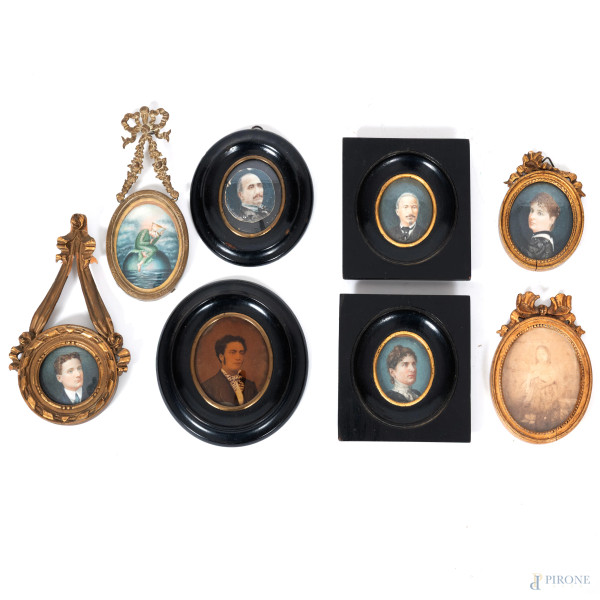 Lotto di 6 miniature e 2 fotografie d'epoca, XIX-XX secolo, misure massime cm 17x10, (segni di usura, difetti)