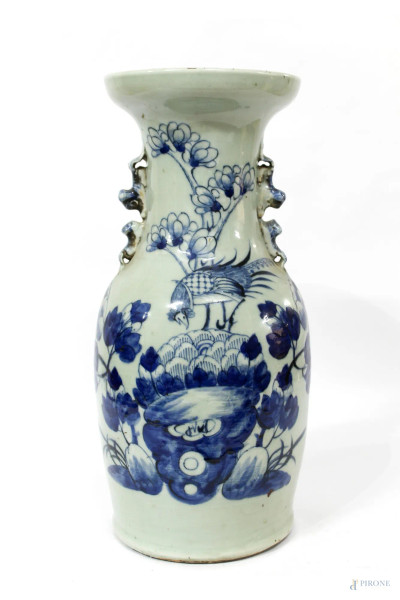 Vaso in porcellana blu a decoro di paesaggio con volatile, Cina, inizi XX sec., H 41 cm.