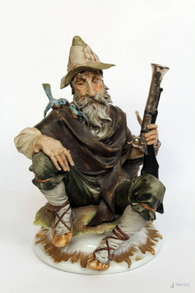 Cacciatore, scultura in porcellana policroma, marcata Capodimonte, h 29 cm.