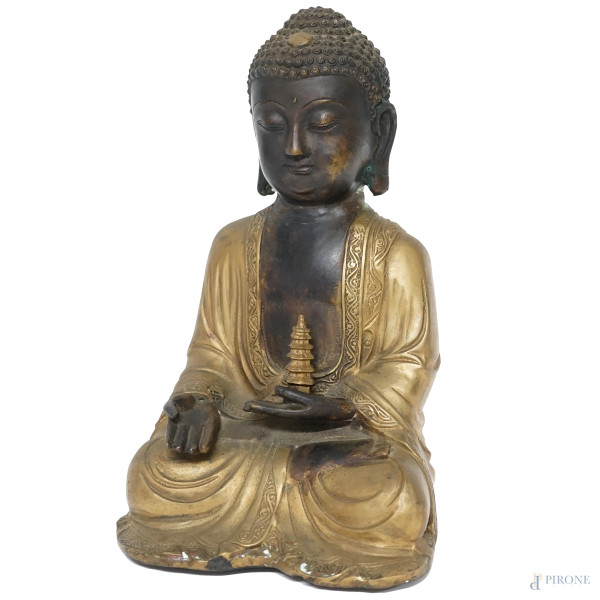 Scultura in bronzo brunito e dorato raffigurante Buddha, XX secolo, altezza cm 26,5 (difetti)