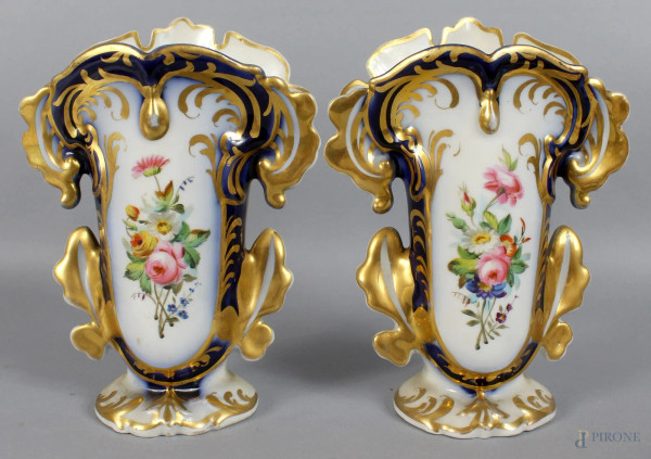 Coppia di vasi Luigi Filippo in porcellana dipinta a motivi floreali, particolari dorati, altezza 19,5 cm.