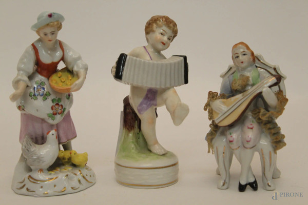 Lotto composto da tre statuine diverse in porcellana Capodimonte, H massima 12 cm.