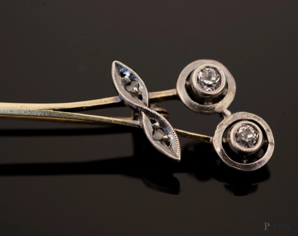 Spilla in oro e argento con due brillantini montati a ciliegia, cm 6, peso gr 2,4