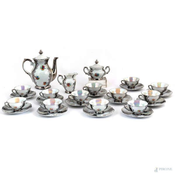 Servizio da caffè in porcellana Bavaria nei toni del bianco e dell'argento composto da una caffettiera, una zuccheriera, una lattiera, 12 tazzine e 12 piattini, altezza massima cm 19, (segni di usura, scoloriture, sbeccature, difetti)