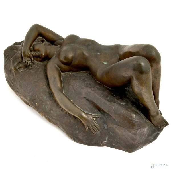 Gaetano Chiaramonte (Salerno, 19 marzo 1872 - Napoli, 7 novembre 1962), Nudo femminile disteso, scultura in bronzo, cm 23x46x25, firmato "G. Chiaramonte"
