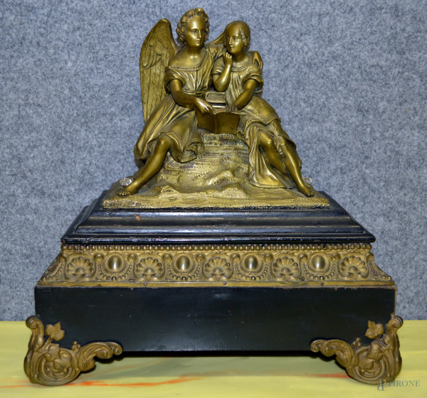 Arcangelo con fanciulla, gruppo in bronzo, poggiante su base in legno, Francia XIX sec, h. cm 31, larg. cm 30, prof. cm 14.