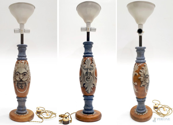 Massimo Livadiotti - Grande lampada in legno tornito finemente dipinta a mano a motivi di mascheroni e marmorizzazioni, altezza cm 100