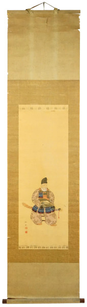 Kakemono raffigurante Samurai assiso, tecnica mista su seta applicata su carta, ingombro cm 158x41, Giappone, recante iscrizione e timbri, (difetti).