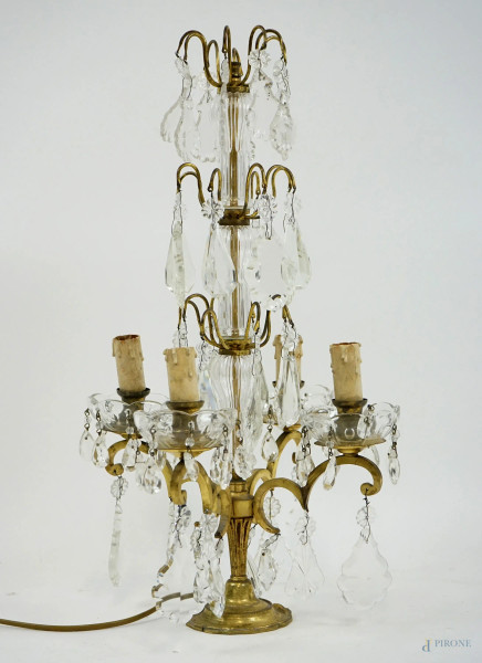 Lampada da tavolo in metallo dorato e pendenti in cristallo, cm h 52,5, metà XX secolo