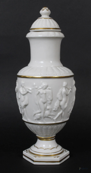 Potiche in porcellana bianca, fascia centrale a rilevo con decoro a soggetto di figure musicanti, particolari dorati, marcata Capodimonte, altezza cm. 33 