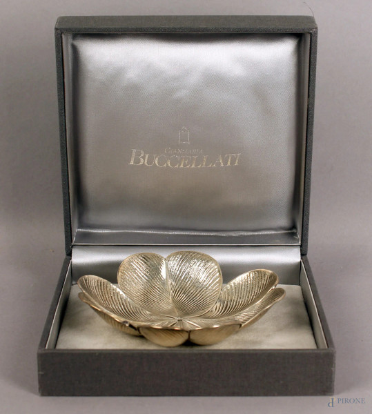 Centrino a fiore in argento firmato Buccellati, diametro 12 cm, gr 68, entro custodia originale.